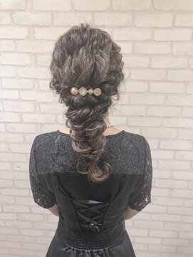 ヘアメイク シュシュ(Hair make chou chou) 編みおろしアレンジフィッシュボーン【chou-chou 北林夏実】