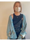 ハイトーンにミニボブ外ハネアレンジ