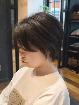 レジーナ トリドール(REGINA Tri'or) 長めバングショートスタイル