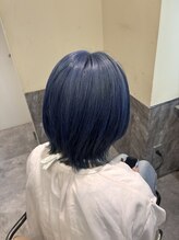 【次世代を担うアシスタントも奮闘中。チーム一丸となってお客様の美髪をサポート】