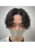 センターパート波巻きスパイラルパーマウルフ