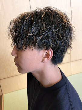 ヒュイル バイ ニアウ(Hwyl by Niau) ツイストスパイラルパーマハイライトメンズカットパーマカラー