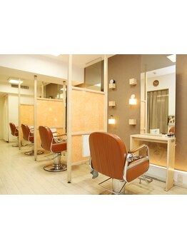 半個室空間で寛げるひとときを。一人一人を大切にするサロンだからこそ、「自分の」スタイルが見つかる。