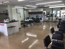 外から見ただけでは分からない！意外と広くて明るい店内空間☆