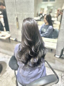 アンダーバーホワイト(_WHITE) レイヤーロング 顔まわりカット 艶カラーアッシュグレー