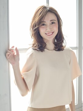 ステア ケース(stair case) 大人、ミセスの毛流れふんわりヘア