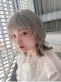 ホワイトグレージュミディアムウルフ
