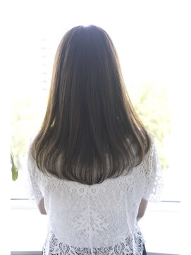 グリン 栄(grin) 美髪セミロングの後ろ姿も美しく