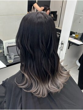 アライブ ハラジュク(ALIVE harajuku) 【ALIVE 夕貴】ホワイトシルバーグラデーションカラー