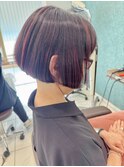 ピンクカラーのハイライトがかわいい刈り上げ前下がりボブ