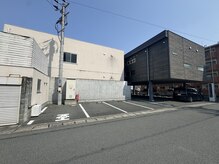 ルトワ(Lutowa)の雰囲気（駐車場は裏手に4台有り。浜線バイパス側で屋根無し部分です。）