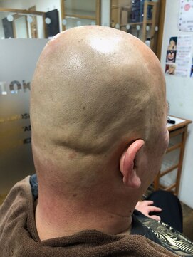 カットサロン HnT スキンヘッド