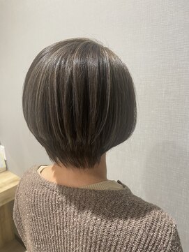 アクイール(ACCUEILLIR) 白髪ぼかしハイライト×シルバーグレージュ