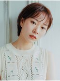 丸みのあるナチュラルな耳かけショートスタイル