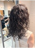 ロング強めスパイラルパーマ暗めカラーウェーブヘアハードパーマ