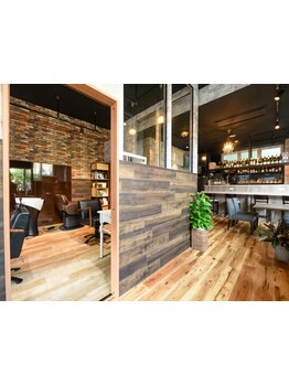 ヘアケア特化×カフェバー併設の新感覚サロン【Kalm+Cafe&Bar】リラックスできる寛ぎ空間で理想のstyleに。
