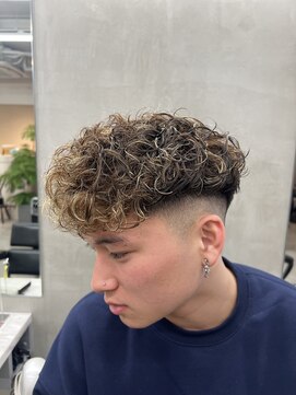 アンバー(UMBER) スペインカール　フェードカット　短髪パーマ