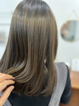 ペイジヘアー(paige hair) 酸熱シルクストレートオリーブグレージュカラーロング前髪なし