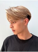海外風ブロンドハイトーンセンターパート×テーパーフェード