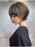 丸みシルエットのグレージュショート