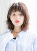 短めバングで可愛らしさを