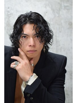 オルズ 渋谷(ALLZ) ミディアム黒髪センターパートウルフツイストスパイラルパーマ