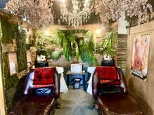 アンドモアコンテンツ(and more contents)の雰囲気（ボタニカルな空間のシャンプーブースで日常の疲れを癒します。）