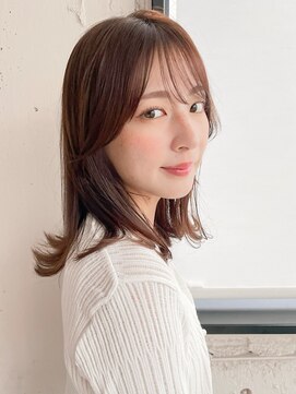 アグノス 青山(Agnos) 大人ガーリーダークアッシュミディアムレイヤーカット 小顔