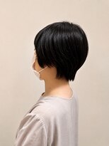 ウミト(Umito) 後ろ姿が主役の暗髪丸みショートボブ