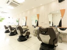 ヘアーアンドヒーリング フィール(HAIR&HEALING FEEL)の雰囲気（メンズフロアは座り心地が良くゆったりした時間が過ごせます）