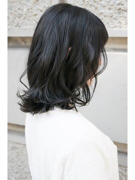 シロ(SiLO) 【暗髪ブルーカラー】束感レイヤーボブ