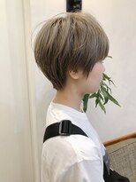 小顔ショート × ハイトーンで抜け感を♪