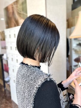 スロウ(slow) 骨格矯正カットでつくるボブヘア