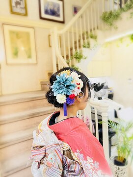 美容室 ティンカーベル シニヨンヘア