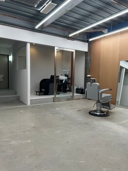 早川理容(hykw/barber)の写真/【香里園駅から徒歩3分】1席だけの広々としたお客様のみの個室空間
