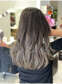 ロングヘア/レイヤーカットと白髪ぼかしハイライト
