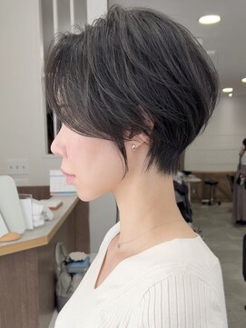 ビュー フクオカ(VIEW FUKUOKA) モードに大人可愛いダークアッシュイメチェンショートボブ