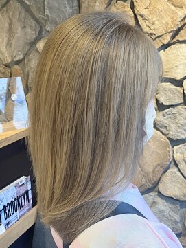 ルイ(ROUIS produced by LUCK 津田沼) ROUIS 津田沼 ブロンドミルクティーベージュ/伸ばしかけヘア