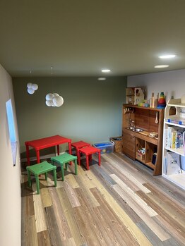 Hair Salon LoLo【ロロ】の写真/【広々キッズスペース完備】お子様連れでも気兼ねなく!忙しいママを応援する、親子で通えるサロン☆