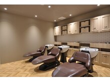 【首の負担が少ない特別なフルフラットシャンプー台】