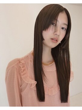 オーオ シカシカ(OOO YY) 顔まわりの毛を骨格に似合わせた長さのロングスタイル