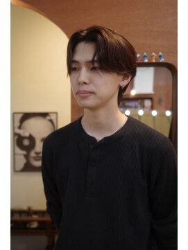 エディ(Edy) メンズセンターパートニュアンスパーマブラウンカラー韓国ヘア