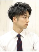 メンズパーマ七三分けソフトツイスト無造作束感黒髪フェード