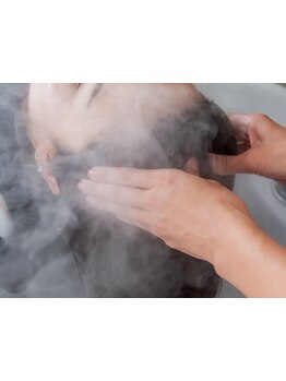 寛げるフルフラットのシャンプー台で、心も身体もリラックス♪頭皮・髪の環境を整え、髪本来の美しさへ◎