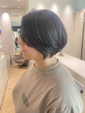 ステア ケース(stair case) 流れるレイヤーカットショートボブ　前髪なし