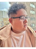 ツーブロック刈り上げ短髪ツイストパーマビジネスメンズヘア