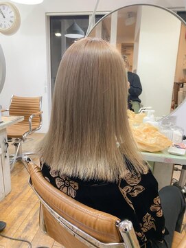 ログ オモテサンドウ(L.O.G OMOTESANDO) 『 ケアブリーチ 』ミルクティーアッシュ 10代20代 表参道