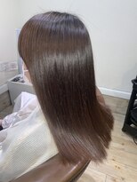 トリィート(Treat)&nbsp;ツヤ感重視のあるセミロングムスタイル