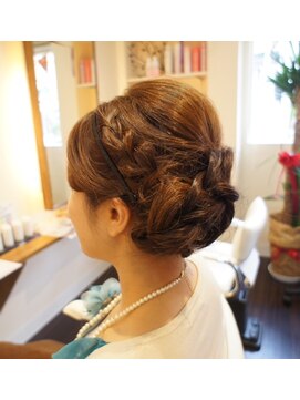 みつばちの美容室 結婚式 編み込みの可愛いアップ☆