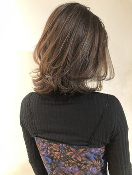 リバレッジ 広尾(Leverage) ハイライト柔らかグレージュカジュアルロブ